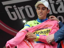 Contador conserva la maglia rosa antes de una jornada de descanso. AP / D. dal Zennaro