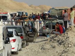 Familias habitantes de Al Ramadi dejan su ciudad de origen después de que el Estado Islámico tomara posesión de la misma. AP /