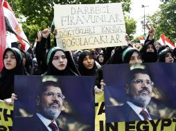 Cientos protestan en Egipto contra la decisión de un tribunal de condenar a pena de muerte a Morsi. EFE / ULAS YUNUS TOSUN