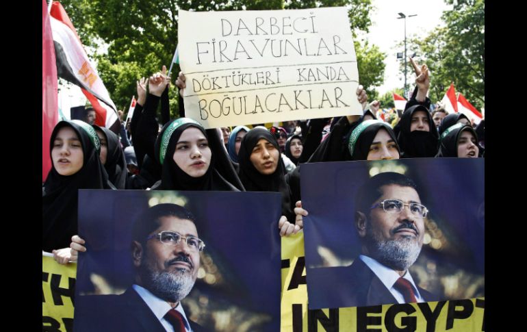 Cientos protestan en Egipto contra la decisión de un tribunal de condenar a pena de muerte a Morsi. EFE / ULAS YUNUS TOSUN
