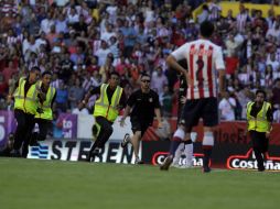 Varios 'barristas' de los Zorros invadieron el campo al inicio del segundo tiempo. EL INFORMADOR / R. Tamayo