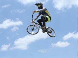 Kevin Mireles, de Jalisco, realiza un espectacular salto durante las pruebas de ciclismo BMX que se efectuaron ayer. FACEBOOK / code.jalisco