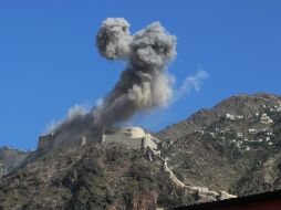 Una cortina de humo crece en el castillo al-Qahira, controlado por los rebeldes hutíes,después de que Arabia Saudita reanudara ataques. AP / A. Alseddik