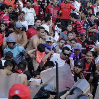 Directivos de Chivas y Gallos piden calmar grupos de animación