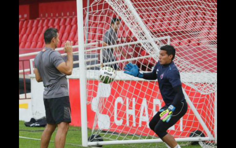 Edgar Melitón Hernández tuvo una mala noche que al final le costó la semifinal a su equipo. TWITTER / @ClubTiburones