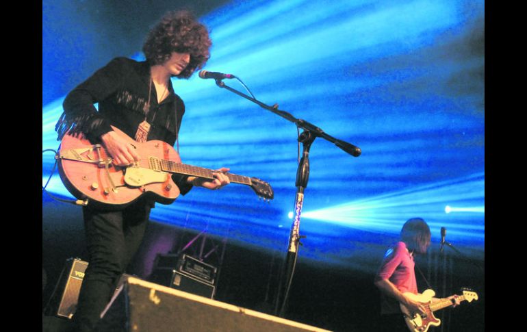 Psicodelia británica. El vocalista James Bagshaw, en un momento de la velada de anoche en el Teatro Estudio Cavaret. EL INFORMADOR / A. Hinojosa