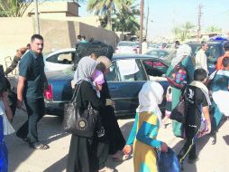 Civiles abandonan sus hogares en Ramadi, capital de la provincia de Al Anbar, de donde ya salieron unos 25 mil.  /
