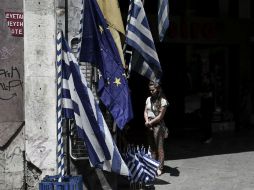 Puesto callejero de banderas griegas y europeas. La ayuda de la UE depende de la presentación de un amplio programa de reformas. AFP / A. Tzortzinis
