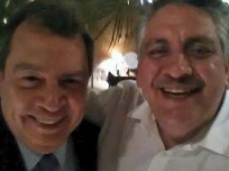 ''Con mi compañero Ángel Aguirre, platicando de la problemática nacional'', dice parte del mensaje adjunto a la imagen. TWITTER / @acostanaranjo