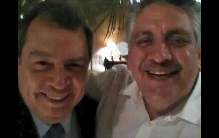 ''Con mi compañero Ángel Aguirre, platicando de la problemática nacional'', dice parte del mensaje adjunto a la imagen. TWITTER / @acostanaranjo