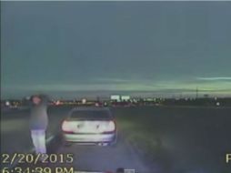 Cerca del minuto seis, se puede ver cómo Rubén comenzó a acercarse a la patrulla cuando los policías le advertían que no lo hiciera. YOUTUBE / Insurance