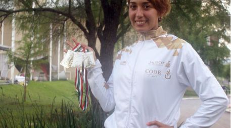 La pentatleta tapatía, Mariana Arceo, posa con las medallas logradas en la Olimpiada Nacional 2015. FACEBOOK / code.jalisco