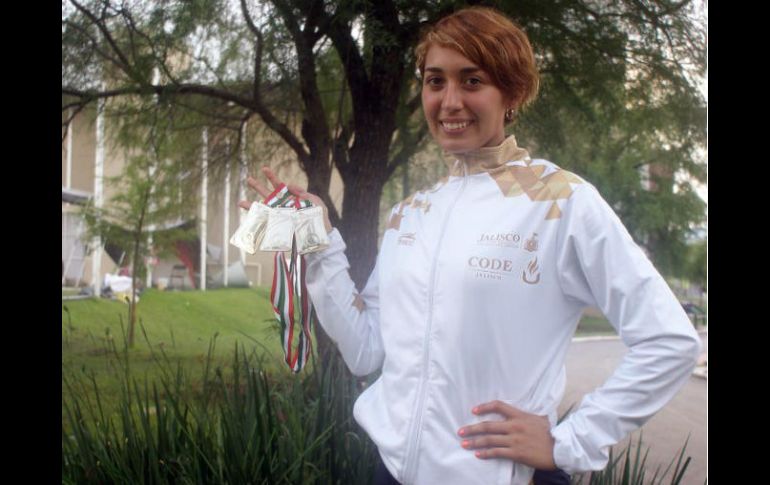 La pentatleta tapatía, Mariana Arceo, posa con las medallas logradas en la Olimpiada Nacional 2015. FACEBOOK / code.jalisco