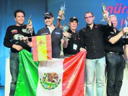 La Bandera de México estuvo presente en la premiación gracias a la actuación de los Lamadrid. ESPECIAL /