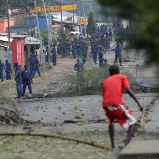 El presidente de Burundi retrasa las elecciones tras disturbios