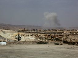 Vista de humo luego de que un misil sirio cayera en posiciones enemigas durante combates, en el antiguo oasis de la ciudad de Palmira. EFE / STR