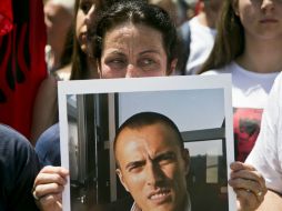 Selvije Shehu muestra una foto de su hermano, Deme Shehu, uno de los albanos involucrados en los ataques en Macedonia. AP / V. Kryeziu