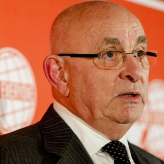 Van Praag y Figo podrían retirarse de carrera por FIFA