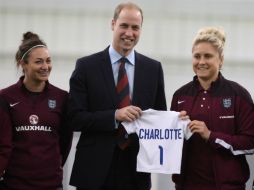 El duque de Cambridge tiene un encuentro con las jugadoras. AFP / B. Ormesher