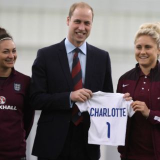 Obsequian a la princesa Carlota playera de futbol