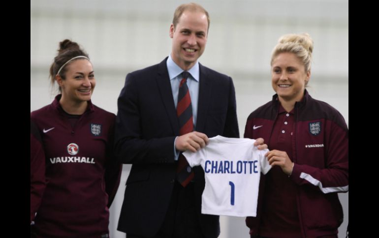 El duque de Cambridge tiene un encuentro con las jugadoras. AFP / B. Ormesher