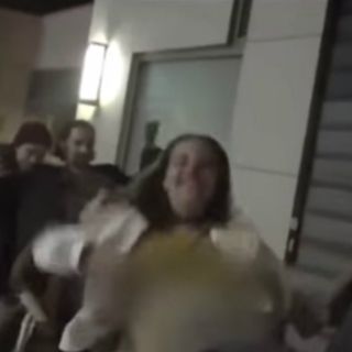 Chica en topless 'salva' a Robert Pattinson