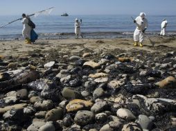 La fuga proviene de un oleoducto de Plains All America Pipeline, el cual fue vertido por un desagüe que ya fue bloqueado. AFP / D. McNew