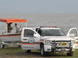 Hasta el momento sólo han encontrado el cadáver de un hombre que flotaba a unos 50 metros del faro del malecón. EFE / U. Ruiz