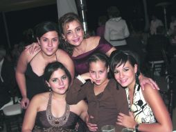 Rodeada de amor. La Chata Covarrubias con sus hijas.  /