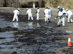 El suceso en el condado de Santa Bárbara dejó una mancha negra tanto en tierra como en el mar. EFE / M. Nelson