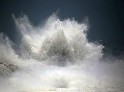 Las personas que acuden a las playas deben evitar acercarse a observar el rompimiento de las olas para no sufrir algún accidente. AFP / ARCHIVO