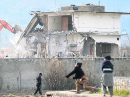 Niños juegan durante la destrucción de la casa donde militares estadounidenses abatieron a Osama bin Laden. AFP /