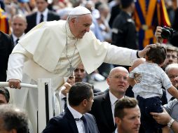 El Papa acaricia la cabeza de un niño durante audiencia general. EFE / F. Frustaci