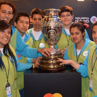 México recibe trofeo de Copa América