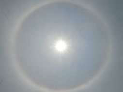 El halo se produce cuando los rayos del Sol atraviesan las gotas de agua suspendidas en la atmósfera. NTX / A. Tapia
