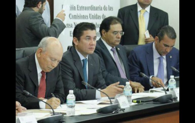 Puente (2 i-d) indica que su partido cumplió con lo ordenado para el retiro de comerciales. TWITTER / @CarlosPuenteZAC