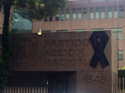 Un gran moño negro cubre la sede nacional de Acción Nacional por el fallecimiento del político y académico. SUN / F. Ramírez