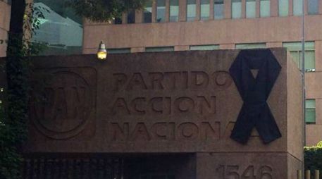 Un gran moño negro cubre la sede nacional de Acción Nacional por el fallecimiento del político y académico. SUN / F. Ramírez
