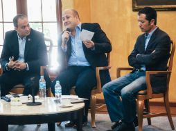 Alfaro sostuvo un encuentro con integrantes de la Canagraf. ESPECIAL / Enrique Alfaro Ramírez