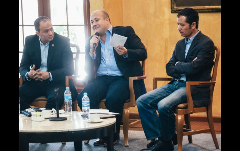 Alfaro sostuvo un encuentro con integrantes de la Canagraf. ESPECIAL / Enrique Alfaro Ramírez