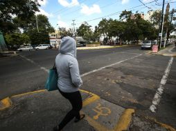 Se debe evitar caminar por zonas peligrosas y no exponer el celular en la calle. EL INFORMADOR / ARCHIVO