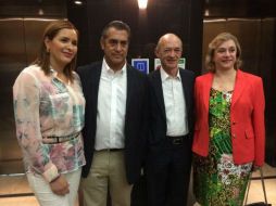 El Bronco (izq) y Fernando Elizondo (der) posan tras hacer oficial que trabajará juntos. TWITTER / @FElizondoB