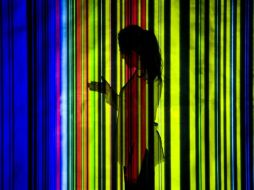 La muestra rescata los espectros lumínicos de los cien elementos de la tabla periódica. ESPECIAL / www.cenart.gob.mx