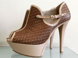 Un tacón mayor de seis a siete centímetros provoca que el cien por ciento del peso del cuerpo se vaya a la parte de enfrente del pie. EL INFORMADOR / ARCHIVO