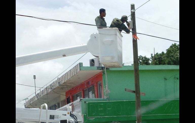 Elementos de Fuerza Tamaulipas y de la Sedena participaron en el retiro de los aparatos. AFP / Gobierno de Tamaulipas