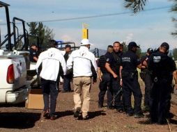 Los tres funcionarios de la Comisión visitan las inmediaciones del lugar donde decenas de civiles y un policía federal murieron. EL INFORMADOR / U. Zamarroni
