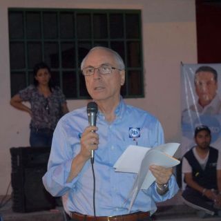 Guillermo Martínez entrega su sueldo a institución altruista