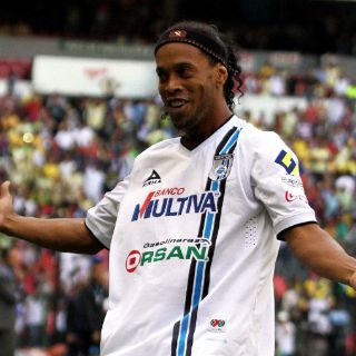 Ronaldinho se disculpa con Gallos Blancos
