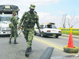 Retén. Militares custodian el puente que une los departamentos del Cauca y Valle en el Suroeste colombiano, en Villa Rica. EFE /