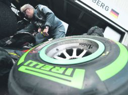¿Cambio?. Técnicos ordenan los neumáticos Pirelli en el Circuito del Gran Premio de Mónaco. AFP / ¿Cambio?. Técnicos ordenan los neumáticos Pir